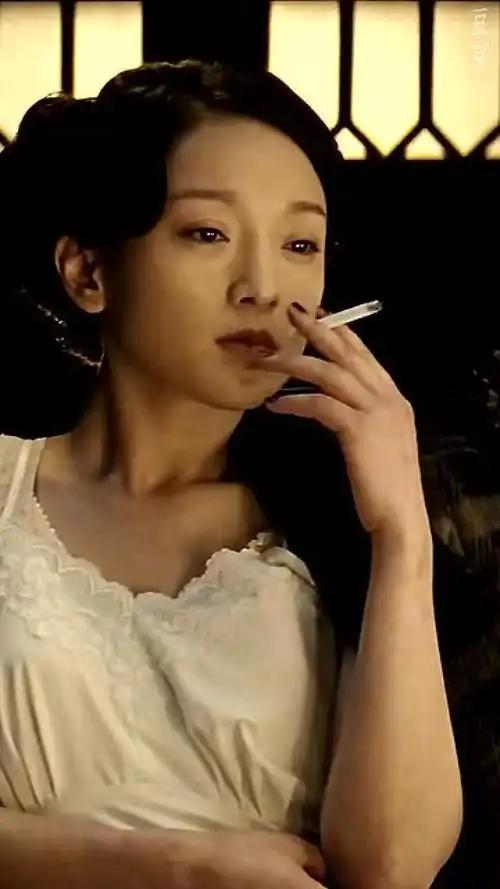 抽烟的女明星